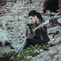 Таинственная девушка с гитарой :: Светлана Давиденко