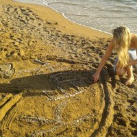 Девушка рисует на песке сердце ... :: Наталья Елизарова