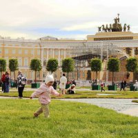 По травке на Дворцовой :: Вера Моисеева