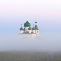 Храм парит в облаках :: Юлия Лохова