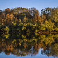 зеркало реки осень отражает :: Марта 