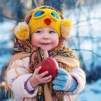 Малышка с яблоком. :: Светлана 