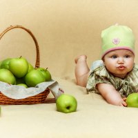 Про яблочки и игривое настроение. :: Elena Klimova