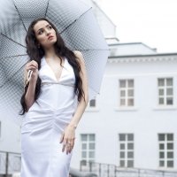 Девушка с зонтом. :: Евгений Грибуцкий