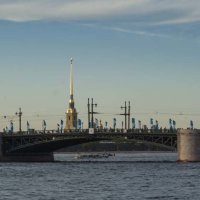 Дворцовый мост вечером :: Сергей Sahoganin