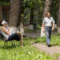 Курить - здоровью пользить..... Особенно полезно в хирургических перчатках... :: Павел Савин