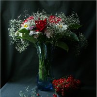Цветы и красная смородина. :: Снежанна Родионова