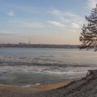 Время ледохода на Волге :: Владимир Филиппов