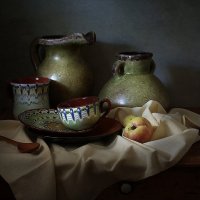 Зеленые кувшины и яблоки :: Татьяна Карачкова