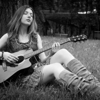 Девушка с гитарой :: Тома Олисаева