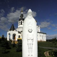 Скульптура преподобного Сергия на фоне храма Рождества Пресвятой Богородицы. :: Елена 