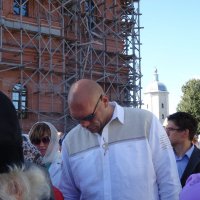 Николай Валуев среди прихожан Свенского монастыря во время крестного хода . :: Владимир Чижиков 