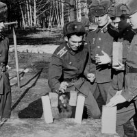 Курсанты-десантники развлекаются, ломая кирпичи :: Александр Попов