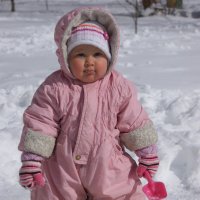 Девочка играет в снегу :: Ирина Лучанинова