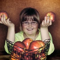 Девочка с яблоками-2. :: Elena Klimova
