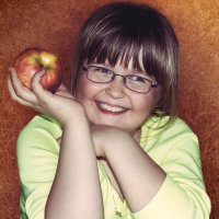 Девочка с яблоками-3. :: Elena Klimova