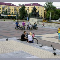 Посиделки у Памятника Брянским партизанам :: Евгений Дубовцев