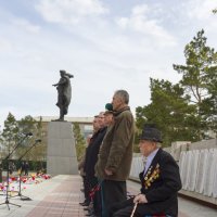 Он своё уже отстоял, в боях за Родину. Да и наше тоже... :: Вадим Лячиков