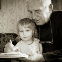 Дед с внучкой :: Александр 