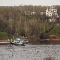 Крестовоздвиженский собор (XV век) и переправа , левый берег Тутаев :: Лариса Захарова