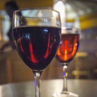 Вечерний бокал с вином в баре :: Александр Табаков