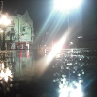 Сияние ночных огней города в дождь :: Денис Бугров 
