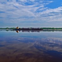 Шёл кораблик по реке и купался в облаках... :: Владимир Хиль