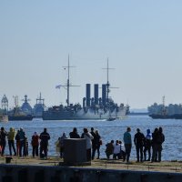 Легендарный крейсер в Кронштадте. :: Анатолий Кушнер