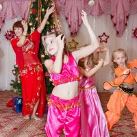 Добрые моменты Нового года:)  Танец восточных красавиц. :: Дарья Казбанова