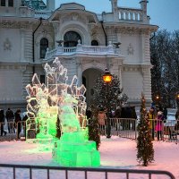 Ледовые фигуры в доме Асеева в Тамбове. :: Александр Тулупов