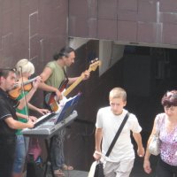 Музыканты у входа в метро :: Leonid 