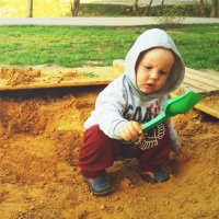 малыш с лопаткой в песочнице :: Мария Винницкая
