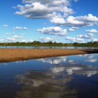 в реку сморятся облака :: Наталья Зимирева