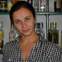 Девушка за барной стойкой :: Gennadiy Bakayev