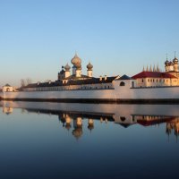 Тихвинский монастырь отражается в воде :: Галина Приемышева
