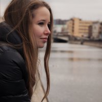 Красивая девушка на фоне Москва-реки :: Юлия Шелухина