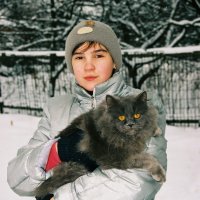 Дочка с котом. :: Валерий Левичев