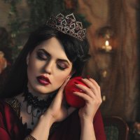 Королева и красное яблоко :: Татьяна Семёнова