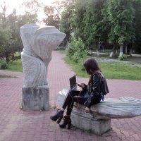 Современная девушка в городском парке. :: Ольга Кривых