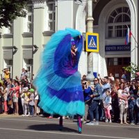 Участница парада уличных театров "Цветные облака" :: Чария Зоя 