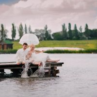 Свадебная прогулка на водоеме :: Сергей Урюпин