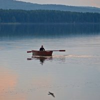 вечерняя...лодка,рыбак и отражение птицы :: Игорь Федулов