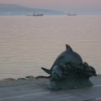 Дельфинчики на набережной Новороссийска :: Svet Lana 