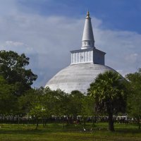 Анурадхапура. Цейлон. Ступа (Дагоба) Руанвели.  Anuradhapura. Ceylon. Stupa (Dagoba) Ruanveli. :: Юрий Воронов