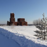 Посреди огромного поля разрушенная церковь... :: Александр Широнин