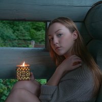Девушка со свечой :: Юлия Шелухина