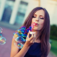 Девушка с мыльными пузырями :: Darya Lavinskaya