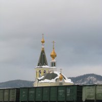 Совсем рядом с железной дорогой стоит храм Святителя Николая :: Светлана Ковалева