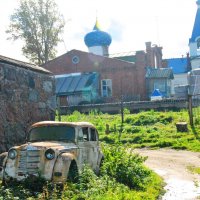 Прохожий - 21 век, автомобиль-20 век, стена за автомобилем-век 19, храм - 15 век... :: Вадим Залыгаев