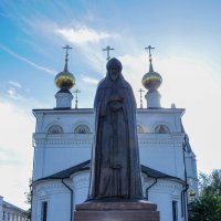 Памятник Александру Невскому во внутреннем дворе храма в Малом Китиже :: Сергей Тагиров